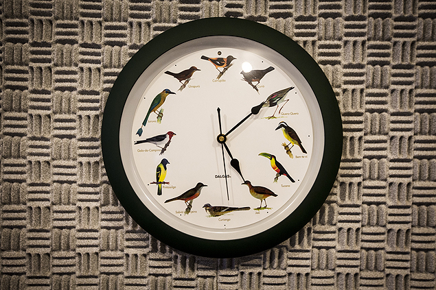 O relógio toca um passarinho a cada hora. Crédito: Felipe Larozza/VICE