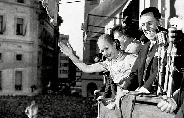 Ao lado do marido, Juan Domingo Pern, Evita acena para o pblico do balco da Casa Rosada, em Buenos Aires