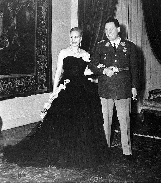 Evita e Pern em trajes de gala, na Casa Rosada, em Buenos Aires, em foto sem data