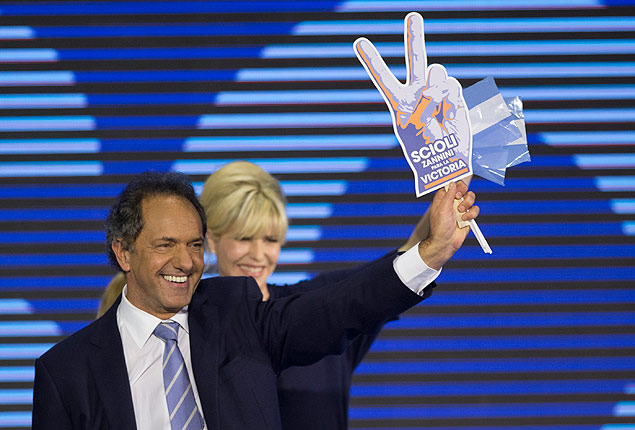 Daniel Scioli e sua mulher, Karina Rabolini, um dia aps as eleies primrias