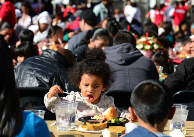 Criança que vive em Skid Row recebe almoço de Natal de organização de ajuda humanitária