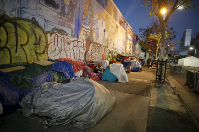 Sem-teto dormem na calçada no bairro de Skid Row, em Los Angeles