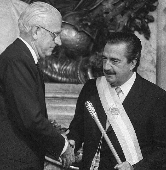 Ral Alfonsn recebe a faixa presidencial do general Reynaldo Bignone, pondo fim ao ltimo perodo do militar