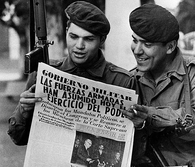 Na praa de Maio, em frente  Casa Rosada, soldados argentinos leem jornal na tarde de 24 de maro de 1976