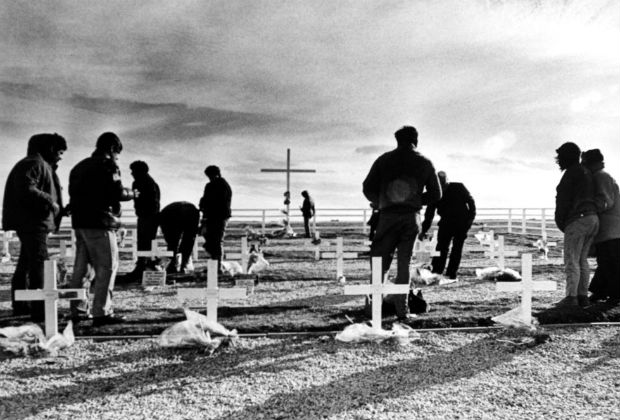 Parentes de soldados argentinos mortos nas Malvinas visitam o cemitrio Darwin, no arquiplago