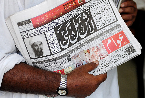Paquistans leva nos braos jornal com notcia da morte de Osama bin Laden, em Karachi
