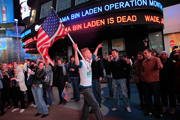 Americanos comemoram anncio da morte de Osama bin Laden na Times Square, Nova York, em maio de 2011
