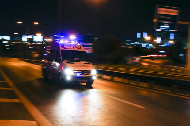Ambulância chega ao aeroporto de Istambul após explosões deixarem ao menos dez mortos