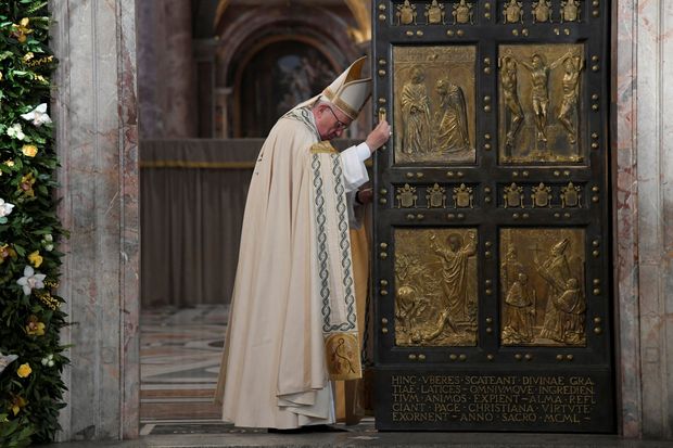 Pope Francis closes the Holy Door to mark the closing of the Catholic Jubilee year of mercy at the in Saint Peter's Basilica at the Vatican November 20, 2016. REUTERS/Tiziana Fabi/Pool TPX IMAGES OF THE DAY ORG XMIT: MXR14