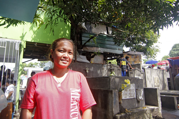 Mary Ann Pelaez, 37, em frente  casa em que mora, dentro do cemitrio municipal de Pasay, na regio metropolitana de Manila; ela tem cinco filhos, todos moradores do cemitrio ---o mais velho est no segundo ano de uma faculdade de administrao.