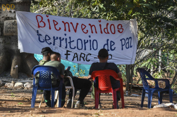 Guerrilheiros das Farc descansam em zona de desarmamento em San José del Oriente, na Colômbia