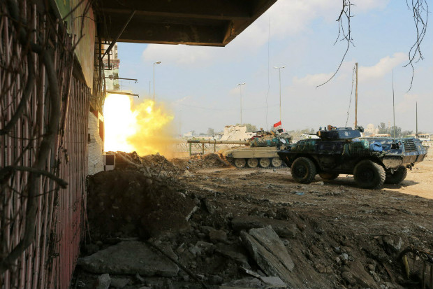 Tanque das forças iraquianas dispara morteiro contra combatentes do Estado Islâmico em Mossul