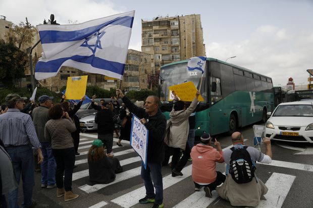 Funcionários da TV estatal israelense protestam em Jerusalém contra reforma proposta pelo governo