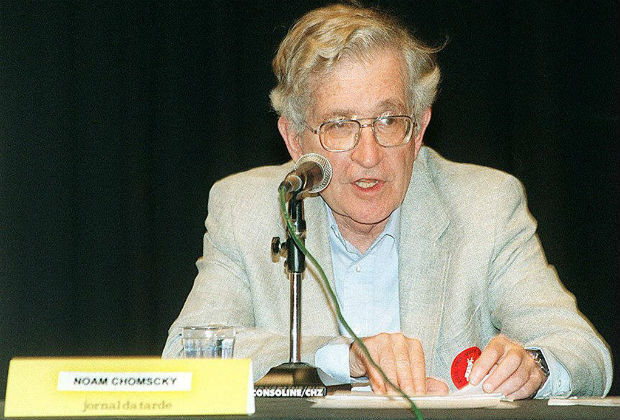 O linguista norte-americano Noam Chomsky durante conferência na F.A.U.-U.S.P. [FSP-Ilustrada-23.11.96-Ed.Nacional]