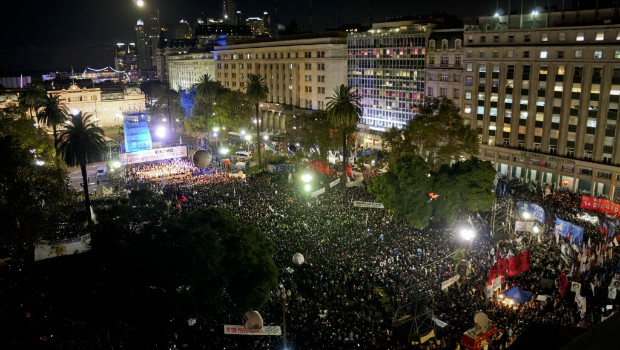 Milhares de pessoas se reúnem na Praça de Maio em protesto contra liberação de membros da ditadura