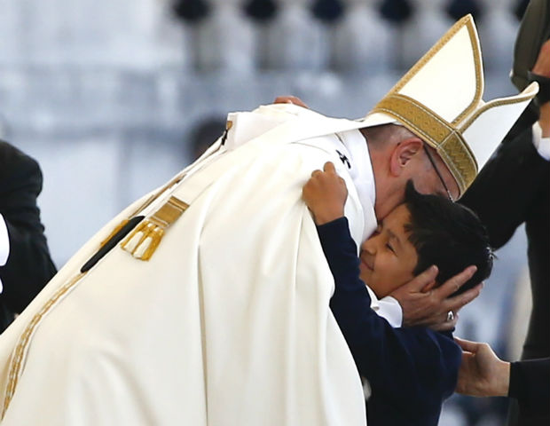 O papa Francisco abraça o brasileiro Lucas durante a missa no Santuário de Fátima Portugal, em que foram canonizadas duas das três crianças de Fátima 