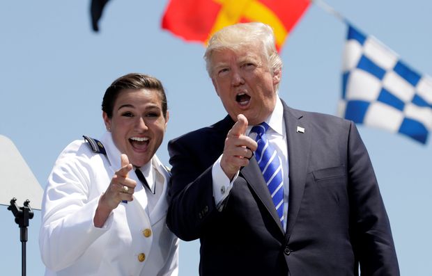 Donald Trump brinca com a formanda Erin Reynolds na graduação da Guarda Costeira em New London, Connecticut