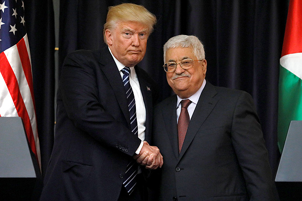 U.S. President Donald Trump and Palestinian President Mahmoud Abbas shake hands as they conclude their remarks after their meeting at the Presidential Palace in the West Bank city of Bethlehem May 23, 2017. REUTERS/Jonathan Ernst ORG XMIT: WAS929