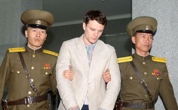 O estudante americano Otto Warmbier é levado à Suprema Corte da Coreia do Norte, em Pyongyang, em março de 2016