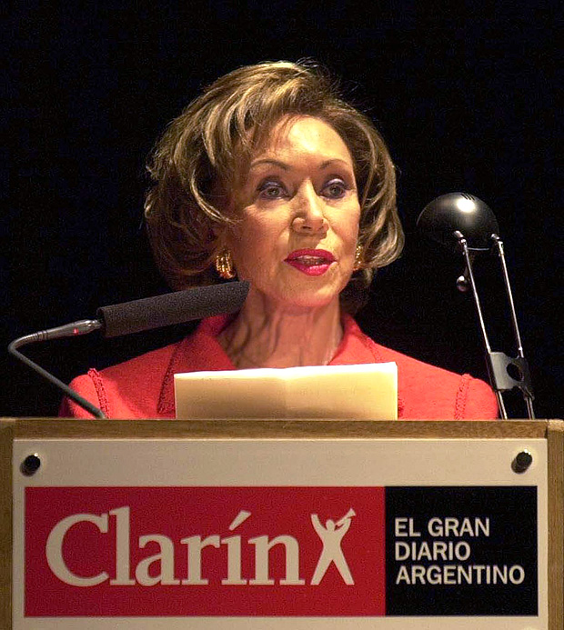 Ernestina Herrera de Noble, diretora do 'Clarín', discursa em evento em 2002; ela morreu hoje, aos 92 