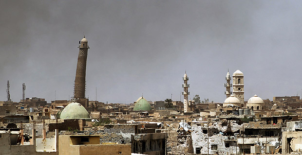 (FILES) This file photo taken on May 24, 2017 shows a general view of the Hadba leaning minaret and Nouri Mosque (R) in the Old City of Mosul on May 24, 2017, during the ongoing offensive to retake the area from Islamic State (IS) group fighters. The Islamic State jihadist group on June 21, 2017 blew up Mosul's iconic leaning minaret and the adjacent mosque where their leader Abu Bakr al-Baghdadi made his only public appearance in 2014, a top commander said. / AFP PHOTO / Ahmad al-Rubaye ORG XMIT: 3060