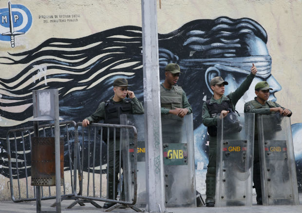 Soldados da Guarda Nacional montam patrulha em frente à entrada do prédio do Ministério Público, em Caracas, na Venezuela
