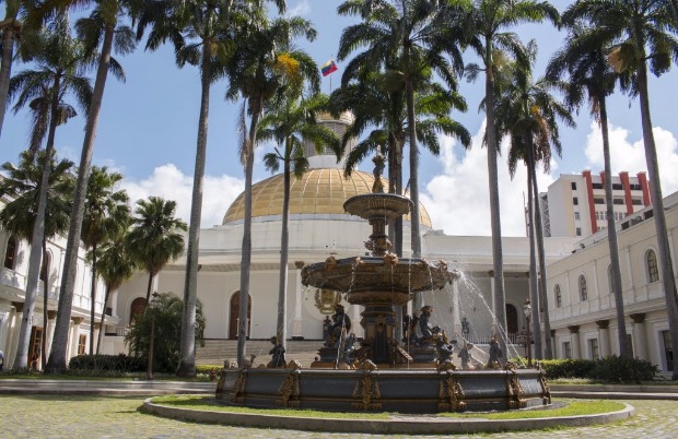 O Palácio Federal Legislativo, em Caracas, sedia a Assembleia Constituinte e a Assembleia Nacional
