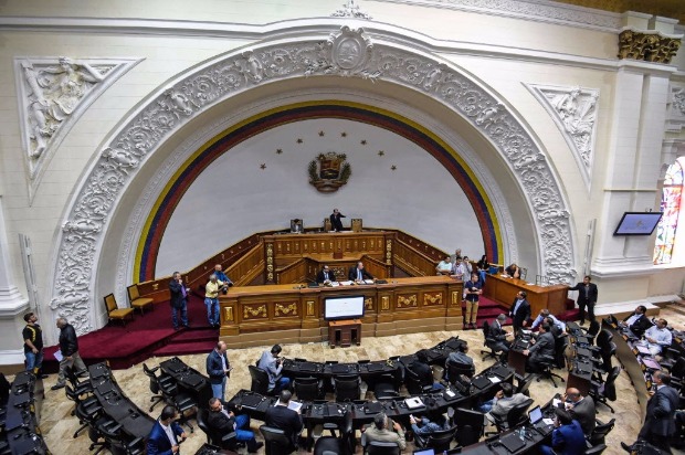 Deputados se reúnem no Hemiciclo de Sessões, usado com plenário da Assembleia Nacional