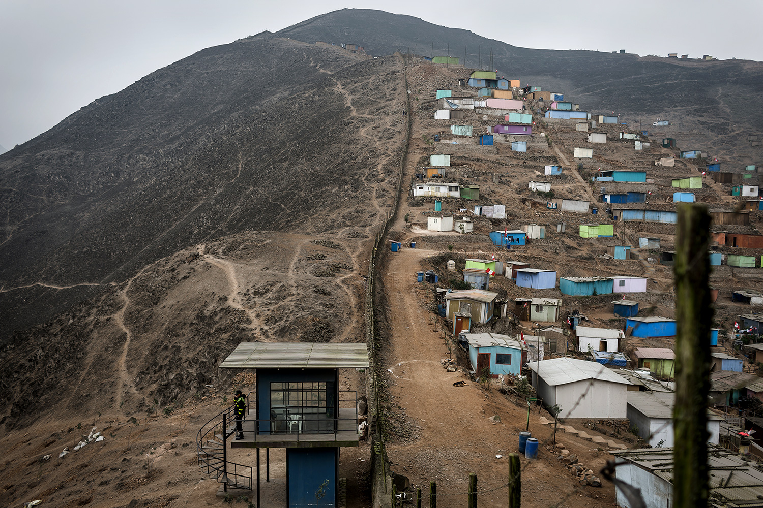 Muro que separa região pobre de rica em Lima, no Peru; barreiras que serpenteiam os morros de Lima somam 10 km de extensão