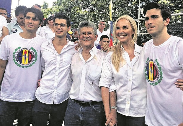 O deputado Henry Ramos Allup com a mulher, Diana D'Agostino, os filhos; os trs saram da Venezuela