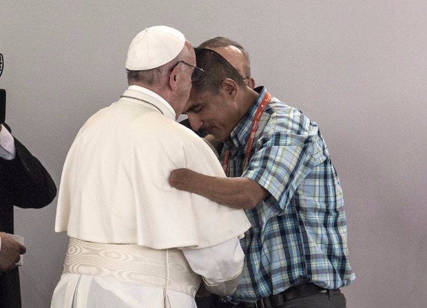 O papa Francisco abraça o ex-guerrilheiro Juan Carlos Murcia, que perdeu a mão em uma explosão
