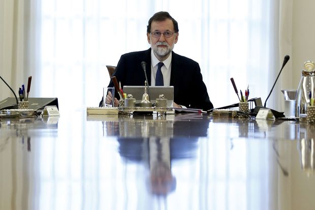 Spanish Prime Minister Mariano Rajoy presides a crisis cabinet meeting at the Moncloa Palace on October 21, 2017 in Madrid. Spain's government kicked off a crisis cabinet meeting as it prepares to seize powers from Catalonia's separatist government in a bid to stop the northeastern region's independence drive. / AFP PHOTO / POOL / Juan Carlos Hidalgo ORG XMIT: GRA009
