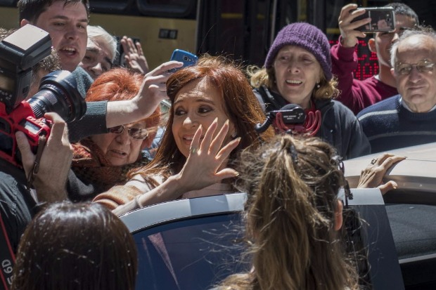 A ex-presidente Cristina Kirchner deixa Instituto Pátria,na cidade de Buenos Aires, neste domingo