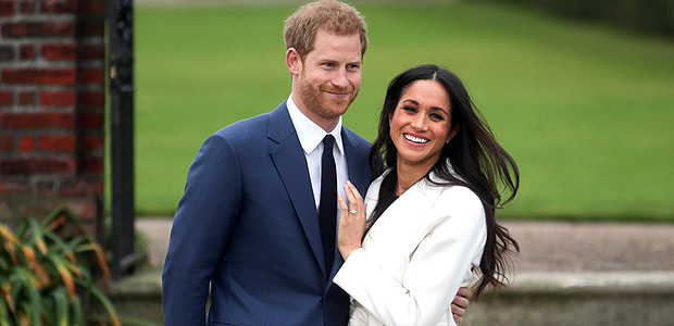 Príncipe Harry e Meghan Markle nos jardins do Palácio Kensington no anúncio de seu noivado