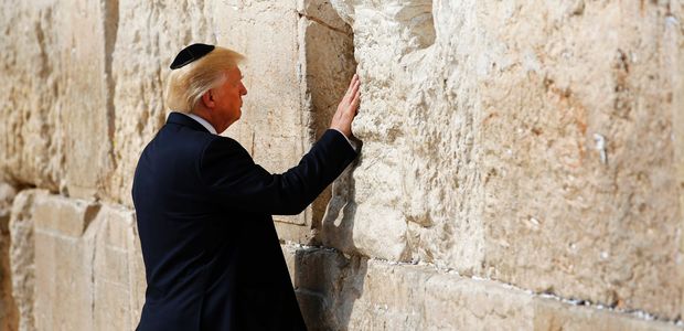 US President Donald Trump visits the Western Wall, the holiest site where Jews can pray, in Jerusalem?s Old City on May 22, 2017. / AFP PHOTO / POOL / RONEN ZVULUN