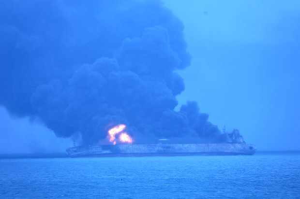 Petroleiro do Irã pega fogo após colisão com embarcação de Hong Kong, na China
