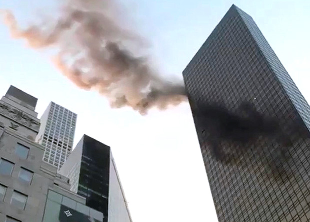 Fumaça no topo da Trump Tower, em Manhattan