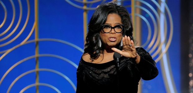 A empresária e apresentadora de TV Oprah Winfrey recebe prêmio no Globo de Ouro, no domingo (7)