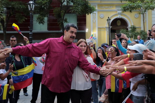 Venezuela's President Nicolas Maduro (C) greets supporters as he arrives for an event with women, next to his wife Cilia Flores (centre R), in Caracas, Venezuela January 25, 2018. Miraflores Palace/Handout via REUTERS ATTENTION EDITORS - THIS PICTURE WAS PROVIDED BY A THIRD PARTY ORG XMIT: MIR101