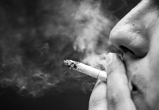 (170531) -- CIUDAD DE MEXICO, mayo 31, 2017 (Xinhua) -- Una persona fuma un cigarro en el marco del Día Mundial Sin Tabaco 2017, en la Ciudad de México, capital de México, el 31 de mayo de 2017. El 31 de mayo de cada año, la Organización Mundial de la Salud (OMS) y sus asociados en el mundo celebran el Día Mundial Sin Tabaco con el fin de concientizar sobre los riesgos para la salud asociados con el consumo del tabaco. (Xinhua/Francisco Cañedo) (fc) (da) (fnc)