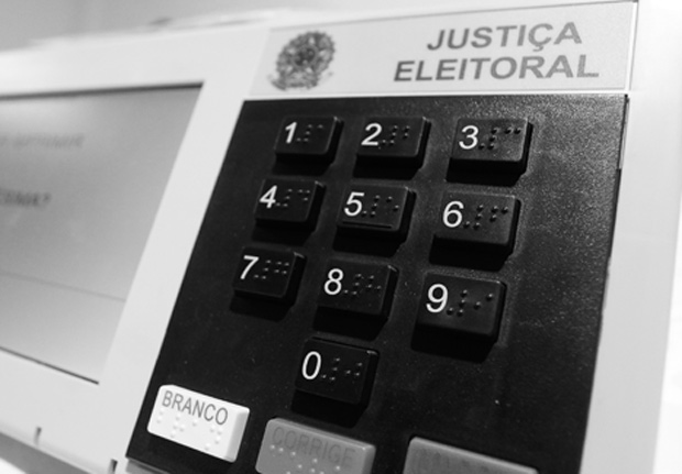 Urna eletrônica, que será usada nas eleições gerais 2014, é exposta na entrada do auditorio do TSE (Tribunal Superior Eleitoral), em Brasília (DF). O TSE promove encontro para apresentar o processo eleitoral brasileiro para os observadores internacionais das eleições de 2014