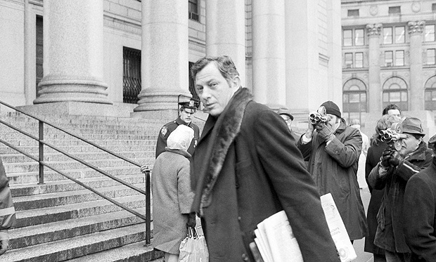 Clifford Irving na entrada do tribunal federal em Nova York, em 1972