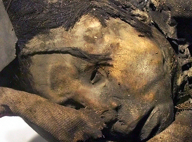 Múmia de menina inca, uma das três crianças mumificadas há cerca de 500 anos, _ que teriam sido mortas num num sacrifício inca. As múmias foram encontradas na Argentina, no monte Llullaillaco, nos Andes, a cerca de 6.700 m de altitude, por cientistas dos EUA, do Peru e da Argentina