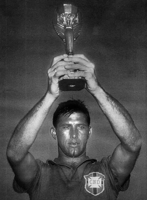 Bellini ergue a taça em 1958; na seleção atual, Tite promove rodízio de capitães