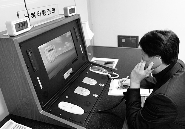 Funcionário do governo sul-coreano usa linha direta de comunicação com os norte-coreanos na região fronteiriça de Panmunjom, na Coreia do Sul
