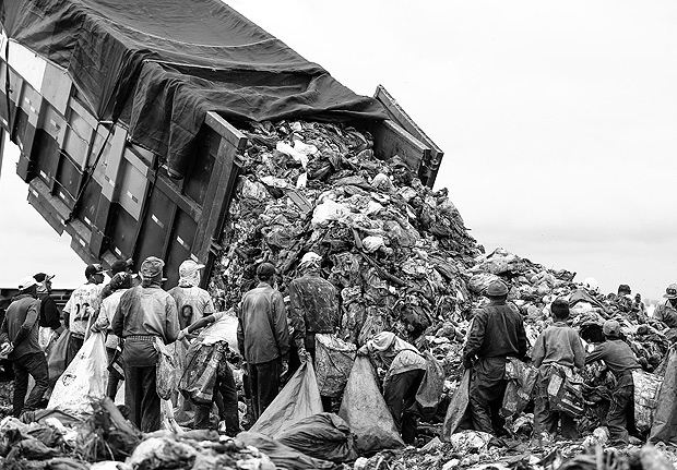 Crianças e adultos reviram lixo em aterro em Brasília, o maior da América Latina