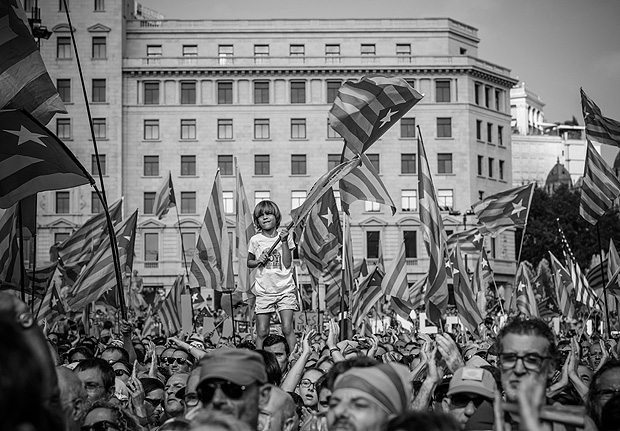 Manifestantes catalães durante manifestação por antecipação de eleições regionais da Catalunã, em Barcelona (Espanha). O Tribunal Constitucional suspendeu a votação até que se pronuncie sobre o caso, após pedido do governo, que dizia que o referendo feria a Constituição do país. A decisão final do tribunal pode levar anos. *** BARCELONA, octubre 19, 2014 (Xinhua) -- Un niño sostiene una bandera durante una manifestación a favor de votar en la consulta independentista de Cataluña en la fecha que se había indicado, en Barcelona, España, el 19 de octubre de 2014. La Asamblea Nacional Catalana y Omnium Cultural, convocaron el domingo un acto para reiterar la unidad entre los que defienden la consulta independentista, así como para pedir que se lleve a cabo el referendo como se había programado el 9 de noviembre, según la prensa local. (Xinhua/Matthias Oesterle/ZUMA Wire/ZUMAPRESS) (vf) (fnc)