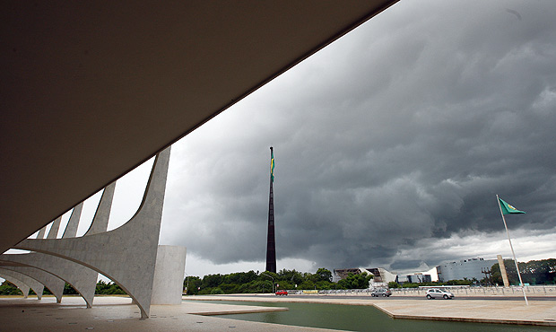 BRASILIA, DF, BRASIL, 10-02-2011, 16h20: Nuvens escuras no céu, na Praça dos Três Poderes, em Brasilia. (Foto: Sergio Lima/Folhapress PODER)