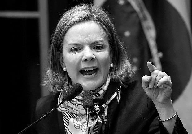 Brazilian opposition Senator Gleisi Hoffmann delivers a speech during the vote of the labor reform at the National Congress in Brasilia, on July 11, 2017. Oliveira suspended the session and the lights of the plenary were turned off to put an end to a protest, seven hours later the session resumed and the law was passed with 50 votes in favour and 26 against. / AFP PHOTO / EVARISTO SA ORG XMIT: ESA512
