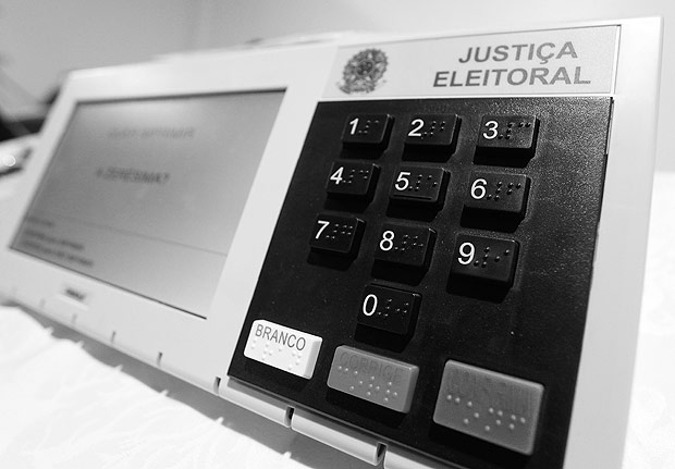 Urna eletrônica; cenário eleitoral pouca muda após decisão condenação de Lula no TRF-4